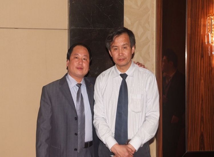 中國太陽能之父黃鳴先生與郭錄升總經(jīng)理探討科技對企業(yè)的推動力量并為本公司帶來了多項(xiàng)技術(shù)支持